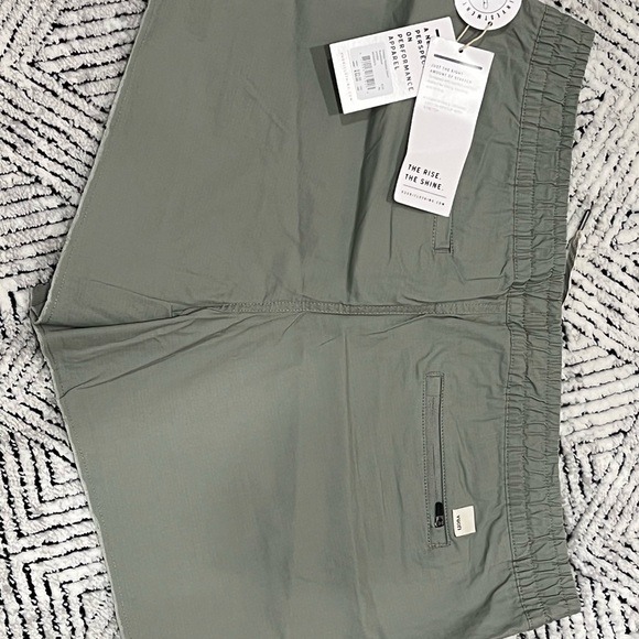 Vuori Women's Green Cargo Shorts - Picture 4 of 4